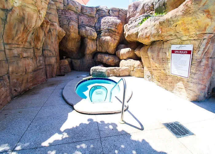 Alexander 1209 Beachfront Condo With 2 Pools , Beach Access, Sauna, Stores