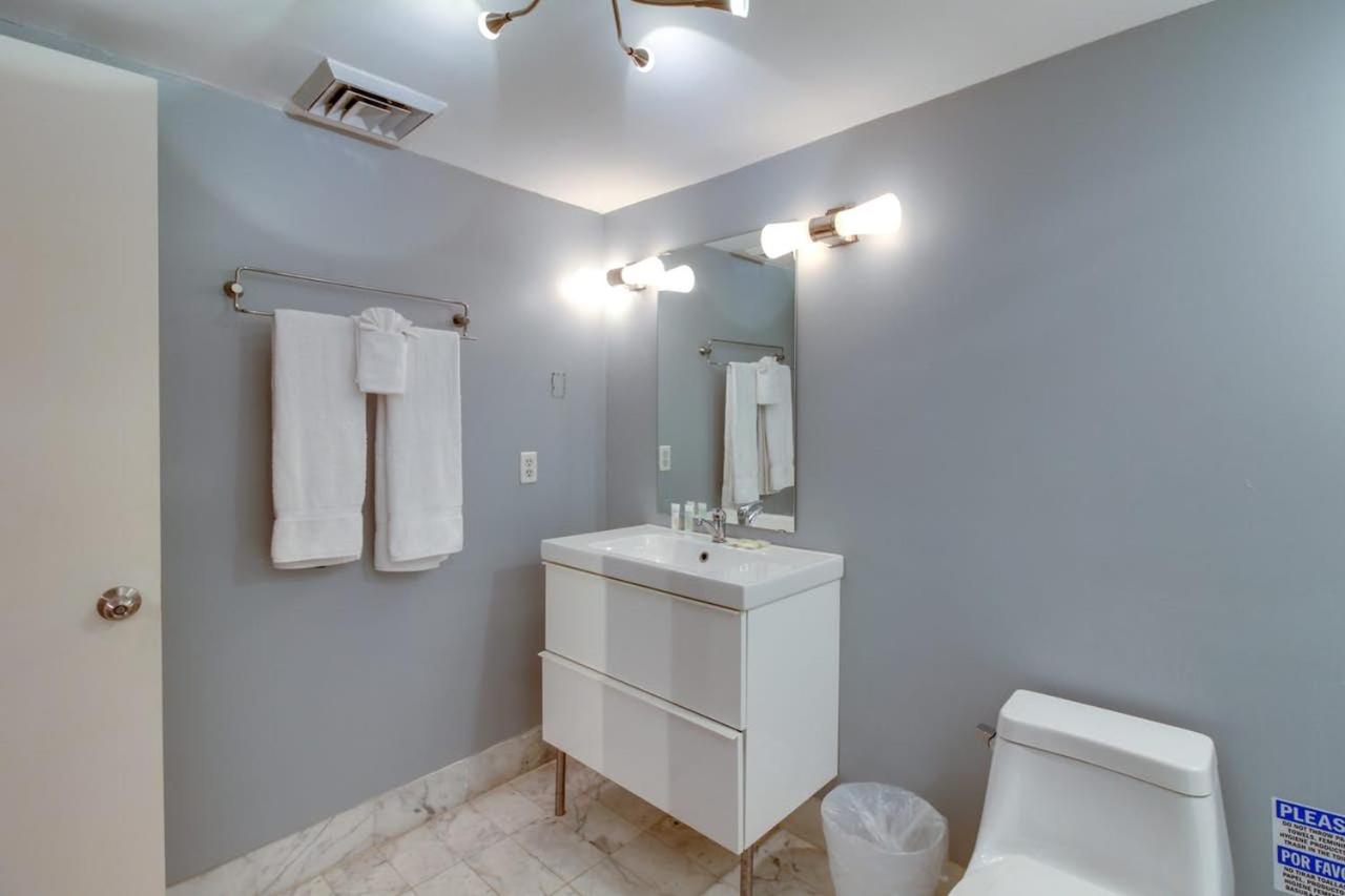 Alexander 1209 Beachfront With 2 Pools , Access, Sauna, Stores Hébergement de vacances Miami Beach